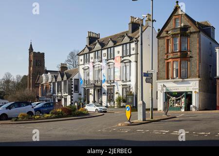 Datant de 1760, l'élévation de façade peinte en blanc de l'hôtel Buccleuch Arms sur la rue principale de Moffat Banque D'Images