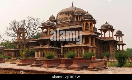 Tombes dans le Campus de la mosquée Ghaus Mohammad Tomb, Gwalior, Madhya Pradesh, Inde. Banque D'Images