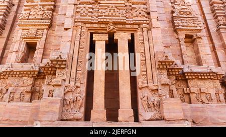 Piliers de soutien de dôme et belle sculpture dans un rocher rouge, Teli Ka Mandir, fort Gwalior, Madhya Pradesh, Inde. Banque D'Images
