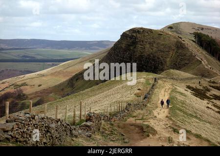 Le sentier Ridge au-dessus de 'Black Tor' menant à 'Lse Hill' éloigné de 'Hollins Cross' à Edale, Derbyshire, Peak District National Park, Angleterre, Royaume-Uni. Banque D'Images