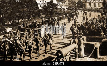 Les troupes sud-africaines de la première Guerre mondiale quittant le Cap en route vers le front - Südafrikanische Truppen aus dem Ersten Weltkrieg, Die Kapstadt auf dem Weg zur Front verlassen - les troupes sud-africaines de la première Guerre mondiale quittent le Cap en route vers le front - WOI Zuid-Afrikaanse troepen verlaten Kaapstad op weg naar het front - Banque D'Images