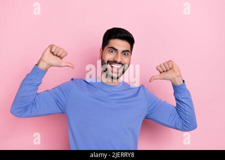 Photo de l'homme d'arabie drôle excité porter chemise à manches longues pointant les doigts lui-même isolé couleur rose arrière-plan Banque D'Images