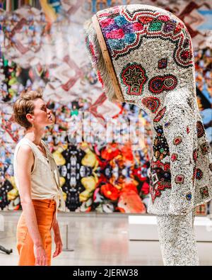 Londres, Royaume-Uni. 28th juin 2022. Personnel de la galerie avec Nick Cave, Soundsuit, 2014. Organisée par Ekow Eshun, l'exposition dans le Black Fantastic réunit un groupe de 11 artistes internationaux qui recyclent et reconfigurent de manière inventive des éléments de folklore, de mythe, de science-fiction, de traditions spirituelles, d'apparat et de legs d'Afrourisme.29 juin - 18 septembre 2022 à la Hayward Gallery. Credit: Imagetraceur/Alamy Live News Banque D'Images