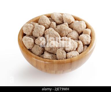 Cubes de sucre de canne dans un bol en bois isolé sur fond blanc avec passe-cheveux Banque D'Images