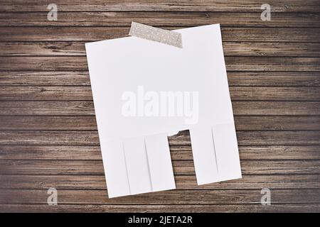 Papier de stub détachable blanc sans texte sur un mur en bois Banque D'Images