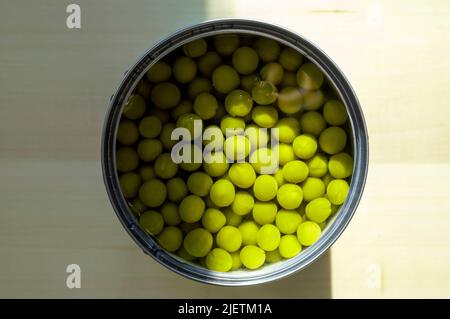 Aliments en conserve, pois en conserve saumure et lumière du soleil sur le dessus Banque D'Images