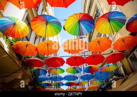 Parasols multicolores suspendus au-dessus de la rue à Istanbul, dans un ciel bleu et ensoleillé Banque D'Images