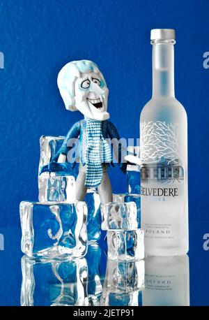 Personnage de Claymation de Rankin Bass, Snow Miser, avec une bouteille de Vodka Belvedere Banque D'Images