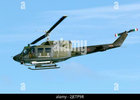 La Force aérienne italienne Agusta AB-212ICO (MM86113), stationnée à Malte en accord avec le gouvernement italien, survole le terrain d'aviation. Banque D'Images