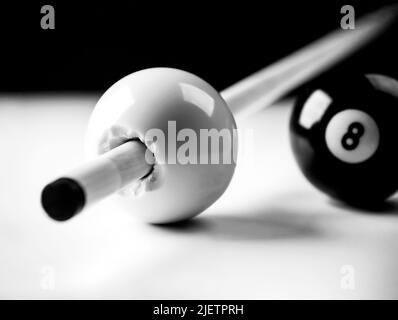 Le bâton de repère se brise à travers un cuball avec huit balles en arrière-plan, photographie réaliste Banque D'Images