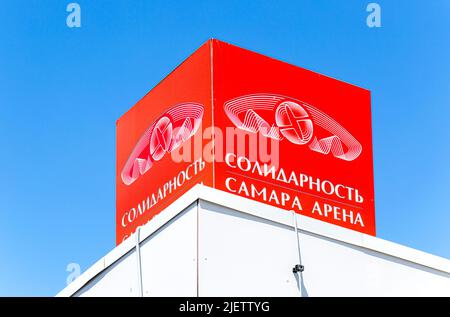 Samara, Russie - 26 juin 2022: Panneau avec logo de Solidarnost Samara Arena. Texte en russe : Solidarnost Samara Arena Banque D'Images