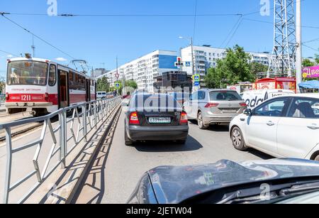 Samara, Russie - 26 juin 2022: Transports publics russes. Tram sur la rue de la ville en été ensoleillé jour Banque D'Images