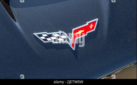 Samara, Russie - 26 juin 2022 : logo de la Corvette de Chevrolet sur une carrosserie noire de Z06. Chevrolet est un fabricant de voitures aux États-Unis Banque D'Images