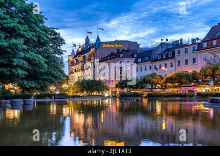 DAS historistische Wohn- und Geschäftshaus Goldenes Kreuz in der Abenddämmerung Baden-Baden, Bade-Wurtemberg, Deutschland | Goldenes Kreuz bâtiment Banque D'Images