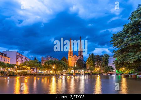 Die Evangelische Stadtkirche und der Brunnen auf dem Augustaplatz in der Abenddämmerung, Baden-Baden, Baden-Württemberg, Deutschland | le protestant Banque D'Images