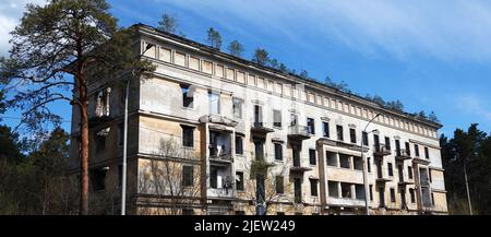 Kiev, Ukraine 27 avril 2021: Ruiné ancienne maison de style vintage sans fenêtres et portes avec des arbres poussant sur le toit Banque D'Images