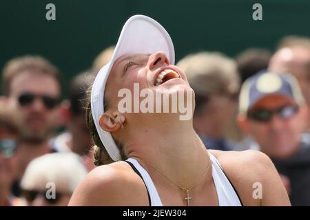 Londres, Royaume-Uni. 28th juin 2022. Le Belge Yanina Wickmayer célèbre après avoir remporté un premier tour dans le tournoi féminin de singles contre le chinois Zhu (WTA 98) au tournoi de tennis de Wimbledon 2022 au All England tennis Club, dans le sud-ouest de Londres, en Grande-Bretagne, le mardi 28 juin 2022. Le match a dû être reporté, en raison de la pluie de lundi. BELGA PHOTO BENOIT DOPPAGNE crédit: Belga News Agency/Alay Live News Banque D'Images