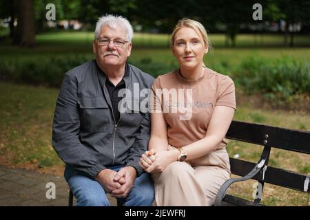 Martin McGavigan, 62 ans, et sa fille Maria McGavigan, 37 ans, à Russell Square, Londres. Annette, la sœur de M. McGavigan, a été abattu par des soldats britanniques lors d'une émeute dans la région de Bogside, à Derry, en 1971. Elle n'avait que 14 ans et portait toujours son uniforme scolaire. Date de la photo: Mardi 28 juin 2022. Banque D'Images