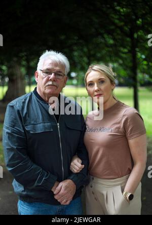Martin McGavigan, 62 ans, et sa fille Maria McGavigan, 37 ans, à Russell Square, Londres. Annette, la sœur de M. McGavigan, a été abattu par des soldats britanniques lors d'une émeute dans la région de Bogside, à Derry, en 1971. Elle n'avait que 14 ans et portait toujours son uniforme scolaire. Date de la photo: Mardi 28 juin 2022. Banque D'Images