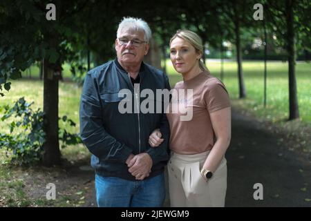 Martin McGavigan, 62 ans, et sa fille Maria McGavigan, 37 ans, à Russell Square, Londres. Annette, la sœur de M. McGavigan, a été abattu par des soldats britanniques lors d'une émeute dans la région de Bogside, à Derry, en 1971. Elle n'avait que 14 ans et portait toujours son uniforme scolaire. Date de la photo: Mardi 28 juin 2022. Banque D'Images