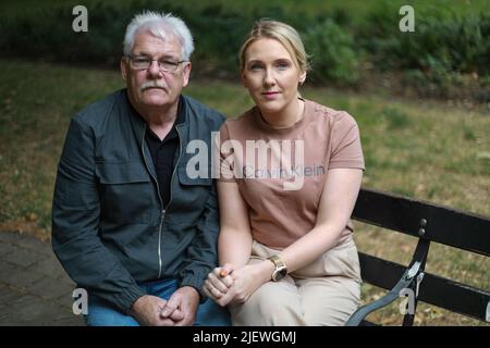 Martin McGavigan, 62 ans, et sa fille Maria McGavigan, 37 ans, à Russell Square, Londres. La sœur de Martin, Annette McGavigan, a été mortellement blessée à l'âge de 14 ans lorsque l'armée britannique a tiré sur une foule de spectateurs lors d'une émeute à Bogside le 6 septembre 1971. Date de la photo: Mardi 28 juin 2022. Banque D'Images