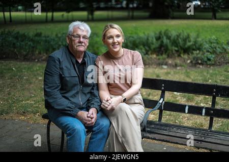 Martin McGavigan, 62 ans, et sa fille Maria McGavigan, 37 ans, à Russell Square, Londres. La sœur de Martin, Annette McGavigan, a été mortellement blessée à l'âge de 14 ans lorsque l'armée britannique a tiré sur une foule de spectateurs lors d'une émeute à Bogside le 6 septembre 1971. Date de la photo: Mardi 28 juin 2022. Banque D'Images