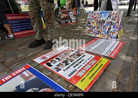 Les victimes de l'Essex, les familles, les amis et les sousseurs cherchent justice - protestent contre l'utilisation de #ECT une machine d'électrochoc, qui cause des dommages au cerveau, ils considèrent la personne résistante au traitement ou blâment les troubles mentaux de la personne plutôt que d'admettre l'agression criminelle à l'extérieur de Central Hall à Londres, au Royaume-Uni. - 28 juin 2022. Banque D'Images