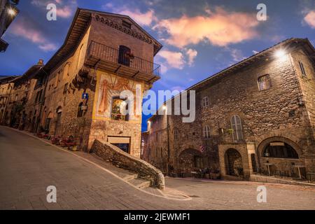 Assise, Italie rues de ville médiévale au crépuscule. Banque D'Images