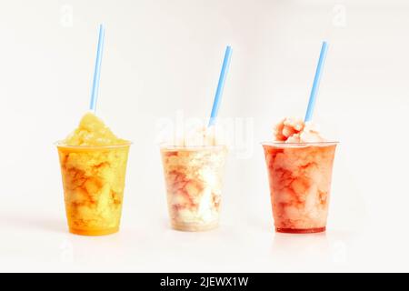 Moules surgelés mangue pêche fraise goyave et saveur de citron dans des tasses en plastique avec pailles. Banque D'Images