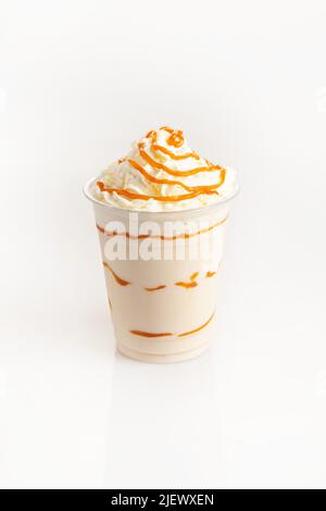 Latte à la frappe glacée au caramel et à la crème fouettée Banque D'Images