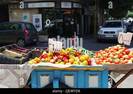 Un stand de fruits et légumes vu dans une rue de Beyrouth, 27 juin 2022. Dans la capitale libanaise, il est possible d'observer les conséquences de la crise économique et financière désastreuse avec laquelle le pays est en crise depuis 2019 : pauvreté généralisée, chômage, travail des enfants, hausse des prix, manque de carburant, électricité, eau potable, médecine. Le temps chaud aggrave l'urgence récurrente des déchets et la ville et ses environs sont pleins de pourriels, tandis que son sol, ses eaux et son air sont fortement pollués. La présence de réfugiés, en particulier de la Syrie touchée par la guerre, est actuellement hors de contrôle, et souvent le m Banque D'Images