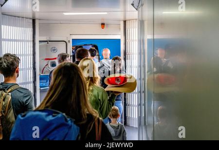 Schiphol, pays-Bas. 26th juin 2022. Une longue file de voyageurs est vue marcher à travers un pont à réaction, sur leur chemin pour prendre le vol de l'aéroport de Schiphol. L'aéroport avertit maintenant sans équivoque qu'il pourrait y avoir des heures de files d'attente dans les semaines à venir. Au cours de la période à venir, il sera aussi occupé que pendant les vacances de mai. KLM met un frein à la vente de billets pour les vols qui partiront de Schiphol dans les jours à venir. (Photo de Robin Utrecht/SOPA Images/Sipa USA) crédit: SIPA USA/Alay Live News Banque D'Images