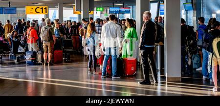 Schiphol, pays-Bas. 26th juin 2022. Les voyageurs attendent dans les couloirs de départ pour prendre leur vol depuis l'aéroport de Schiphol. L'aéroport avertit maintenant sans équivoque qu'il pourrait y avoir des heures de files d'attente dans les semaines à venir. Au cours de la période à venir, il sera aussi occupé que pendant les vacances de mai. KLM met un frein à la vente de billets pour les vols qui partiront de Schiphol dans les jours à venir. (Photo de Robin Utrecht/SOPA Images/Sipa USA) crédit: SIPA USA/Alay Live News Banque D'Images