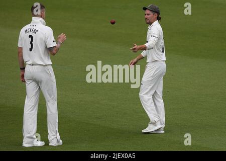 LONDRES, ROYAUME-UNI. 28th JUIN Rory Burns de Surrey passe le ballon à Conor McKerr lors du match LV= County Championship Division 1 entre Surrey et Kent au Kia, Oval, Londres, le mardi 28th juin 2022. (Crédit : Robert Smith | ACTUALITÉS MI) crédit : ACTUALITÉS MI et sport /Actualités Alay Live Banque D'Images