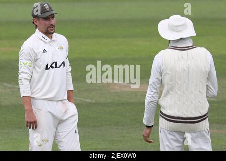 LONDRES, ROYAUME-UNI. 28th JUIN Rory Burns et Hashim Amla tous deux de Surrey chat pendant le match LV= County Championship Division 1 entre Surrey et Kent au Kia, Oval, Londres, le mardi 28th juin 2022. (Crédit : Robert Smith | ACTUALITÉS MI) crédit : ACTUALITÉS MI et sport /Actualités Alay Live Banque D'Images