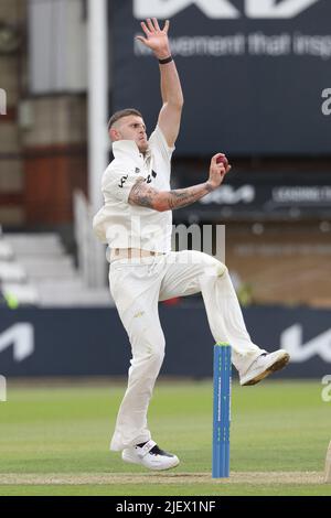 LONDRES, ROYAUME-UNI. 28th JUIN Conor McKerr de Surrey en action de bowling pendant le match de LV= County Championship Division 1 entre Surrey et Kent au Kia, Oval, Londres, le mardi 28th juin 2022. (Crédit : Robert Smith | ACTUALITÉS MI) crédit : ACTUALITÉS MI et sport /Actualités Alay Live Banque D'Images