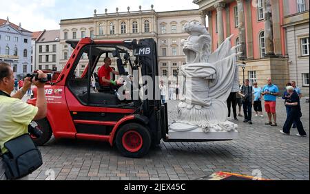 Potsdam, Allemagne. 28th juin 2022. Le personnage du « Trophée de l'aile Helmet » est livré par un chariot élévateur afin qu'il puisse ensuite être placé sur le portail Fortuna du Parlement de l'État par une grue. Credit: Jens Kalaene/dpa/Alamy Live News Banque D'Images