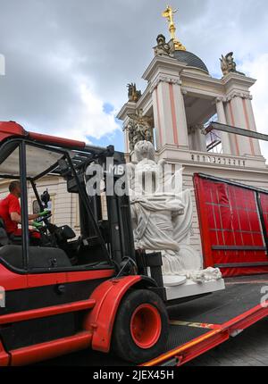 Potsdam, Allemagne. 28th juin 2022. Le personnage du « Trophée de l'aile Helmet » est livré par un chariot élévateur afin qu'il puisse ensuite être placé sur le portail Fortuna du Parlement de l'État par une grue. Credit: Jens Kalaene/dpa/Alamy Live News Banque D'Images