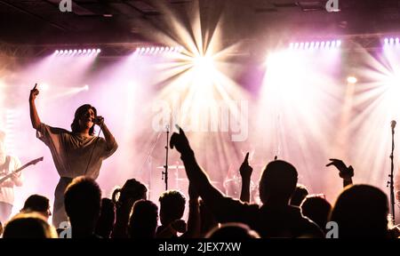 Arcade Hearts en direct au Golden Touch Festival aux Wedgewood Rooms, Portsmouth, le 11th juin 2022, y compris la foule. Banque D'Images