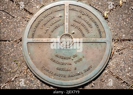 Leslie, Michigan - l'un des deux marqueurs méridiens et de référence dans le parc national Meridian-Baseline, qui sont à la base de toutes les levés de terrain dans l'État Banque D'Images