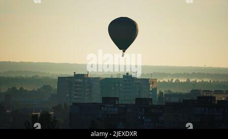 Kiev, Ukraine 30 juin 2021: Ballon d'air chaud tôt dans la matinée sur des bâtiments résidentiels dans la ville de Kiev Banque D'Images