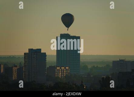 Kiev, Ukraine 30 juin 2021: Ballon d'air chaud tôt dans la matinée sur des bâtiments résidentiels dans la ville de Kiev Banque D'Images