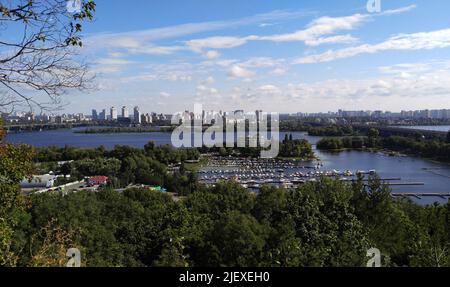 Kiev, Ukraine 16 septembre 2018: Ville de Kiev stationnement de yachts et bateaux de la rive gauche une vue d'oiseau-oeil Banque D'Images