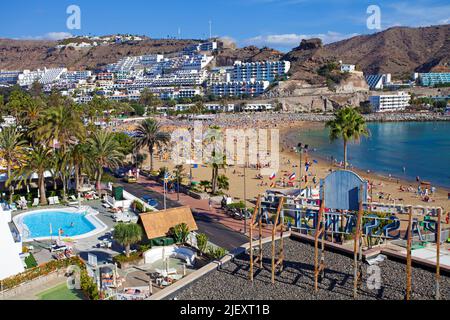 Vacanciers sur Playa de los Amadores, plage de baignade à proximité de Puerto Rico, Grand Canary, îles Canaries, Espagne, Europe, Océan Atlantique Banque D'Images