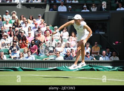 Londres, Royaume-Uni. 28th juin 2022. L'IGA Swiatek de Pologne en action lors de son premier match contre le croate Jana s'est senti le deuxième jour des championnats de Wimbledon 2022 à Londres sur 28 juin 2022. Photo de Hugo Philpott/UPI crédit: UPI/Alay Live News Banque D'Images
