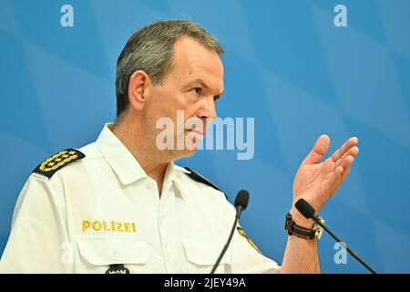 Munich, Allemagne. 28th juin 2022. Le président de la police d'État bavaroise, Michael Schwald, prend la parole lors d'une conférence de presse sur l'évaluation finale préliminaire de l'opération de police lors du sommet de G7. Crédit : Lennart Preiss/dpa/Alay Live News Banque D'Images