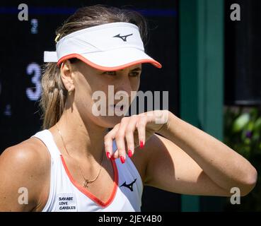 La Belge Maryna Zanevska réagit lors d'un premier tour dans le tournoi de singles féminin contre la Tchèque Krejcikova lors du tournoi de tennis Grand Chelem de Wimbledon 2022 au All England tennis Club, dans le sud-ouest de Londres, en Grande-Bretagne, le mardi 28 juin 2022. BELGA PHOTO BENOIT DOPPAGNE Banque D'Images