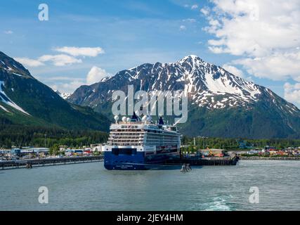 Seward, Alaska - 3 juin 2022 : bateau de croisière Celebrity Millennium dans le port de Seward, en Alaska Banque D'Images