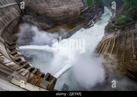 (220628) -- KUNMING, 28 juin 2022 (Xinhua) -- photo aérienne prise sur 28 juin 2022 montre une vue de la station hydroélectrique de Baihetan, qui chevauche les provinces du Yunnan et du Sichuan dans le sud-ouest de la Chine. Mardi marque le premier anniversaire de l'exploitation des deux premières centrales de la centrale hydroélectrique de Baihetan, un projet majeur du programme de transport d'énergie de l'ouest-est de la Chine. La station a une capacité installée totale de 16 millions de kilowatts. La station hydroélectrique est située sur la rivière Jinsha, la partie supérieure du fleuve Yangtze, dans le sud-ouest de la Chine. (Xinhua/CAO Mengyao) Banque D'Images