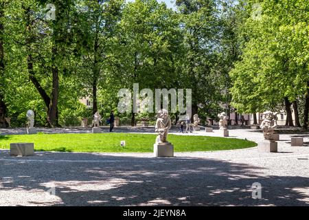 SALZBOURG, AUTRICHE - 17 MAI 2019 : c'est le jardin des nains (18th siècle) dans le parc Mirabell avec des figures de nains du marbre d'Untersberg, symb Banque D'Images